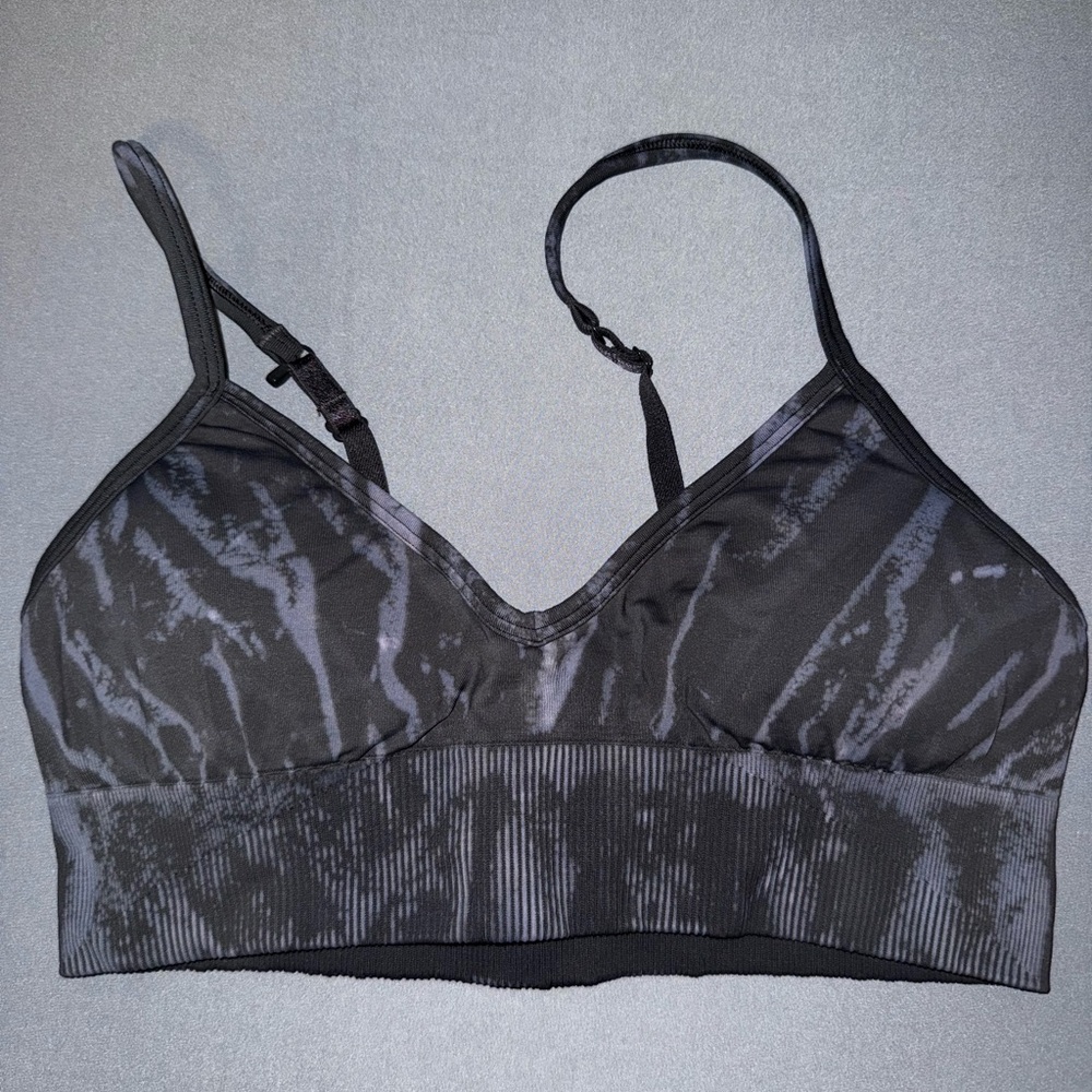 •Lululemon Sports Bra
• Blue/Black 
• Size 10